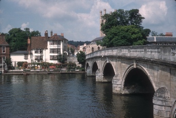 The bridge leading into the town of Henley on Thames.